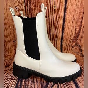 Qupid White Pull on Lug Sole Boots sz10